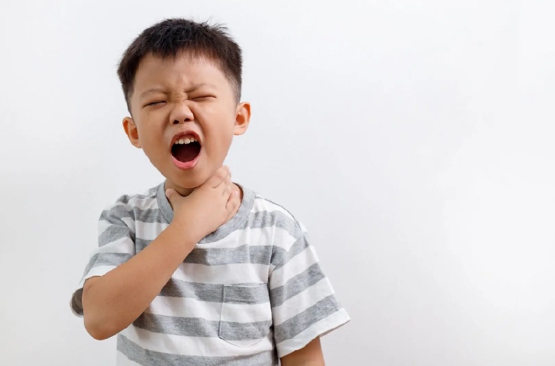 viêm họng uống nước đá