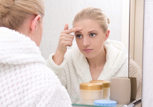 Khi lỗ chân lông bị tắc có thể dẫn tới mụn đầu đen, mụn đầu trắng hoặc mụn trứng cá