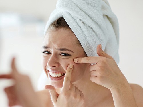 Mụn trứng cá ở má, cằm, trán,… là các vị trí thường thấy