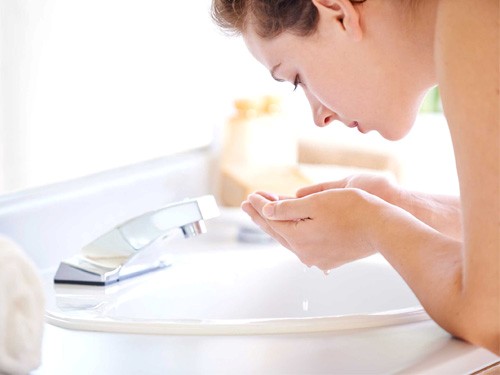 Không nên dùng xà phòng tắm thay cho sữa rửa mặt cho da mụn