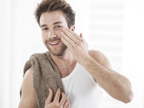 Bạn bị cảm giác kích ứng, mẩn đỏ, khô ráp sau khi dùng chăm sóc da lạ thì chứng tỏ bạn có da nhạy cảm.