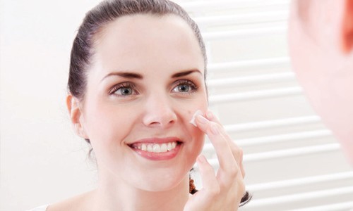 Kem chứa retinoid là một hợp chất của vitamin A có tác dụng giúp cải thiện làn da tàn nhang