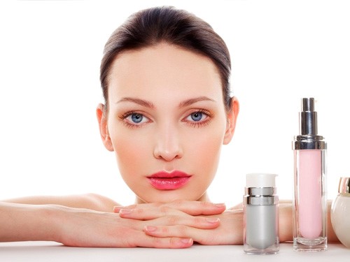 Nếu bạn thường xuyên trang điểm hãy hướng tới dòng sữa rửa mặt kiêm khả năng tẩy trang