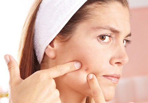 Hãy bỏ ngay thói quen chống tay lên mặt hay sờ tay lên mặt