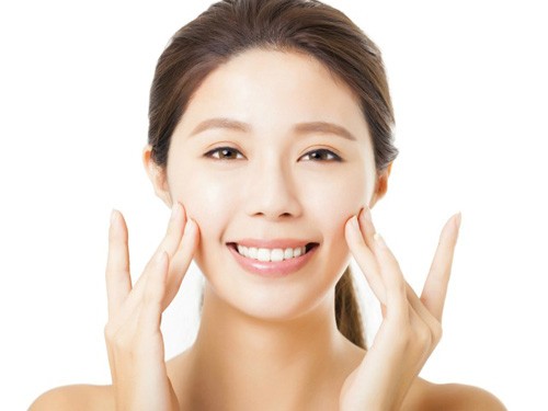 Nên chú ý lựa chọn sữa rửa mặt phù hợp và rửa mặt đúng cách để ngăn mụn trứng cá phát triển