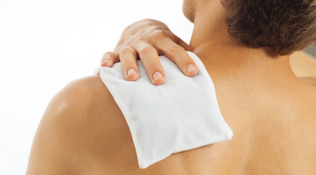 Chườm nóng sẽ giúp bạn giảm co thắt cơ và đau