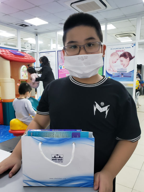 tặng quà phòng tiêm vắc xin cho trẻ em