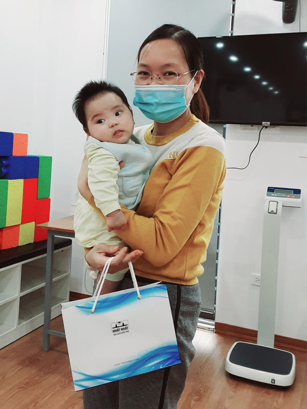 tặng quà phòng tiêm vắc xin cho trẻ em