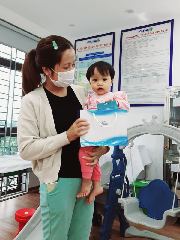 tặng quà phòng tiêm vắc xin cho trẻ em
