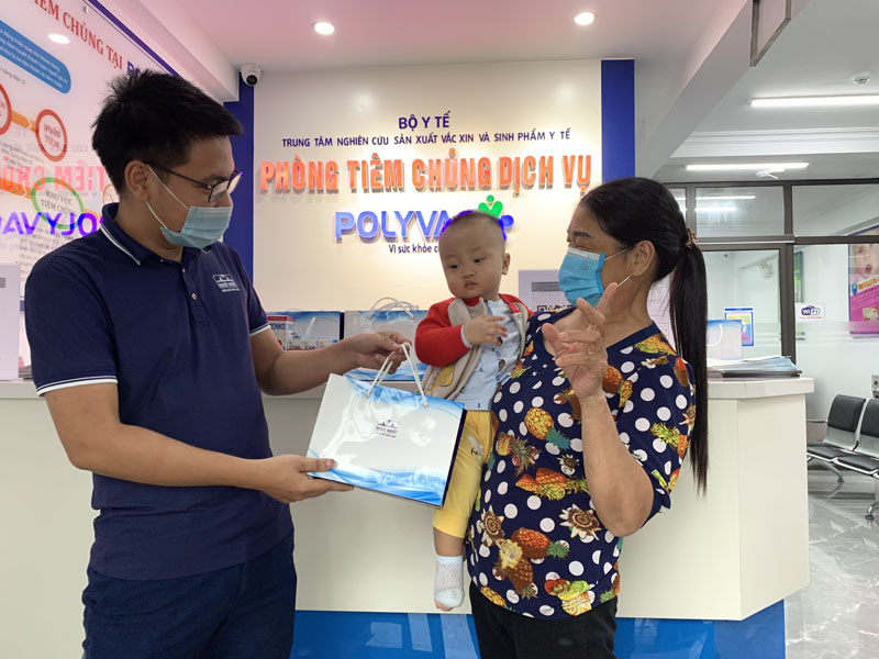 tặng quà phòng tiêm vắc xin cho trẻ em