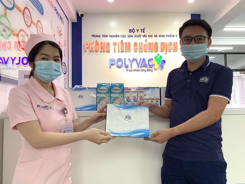 tặng quà phòng tiêm vắc xin cho trẻ em