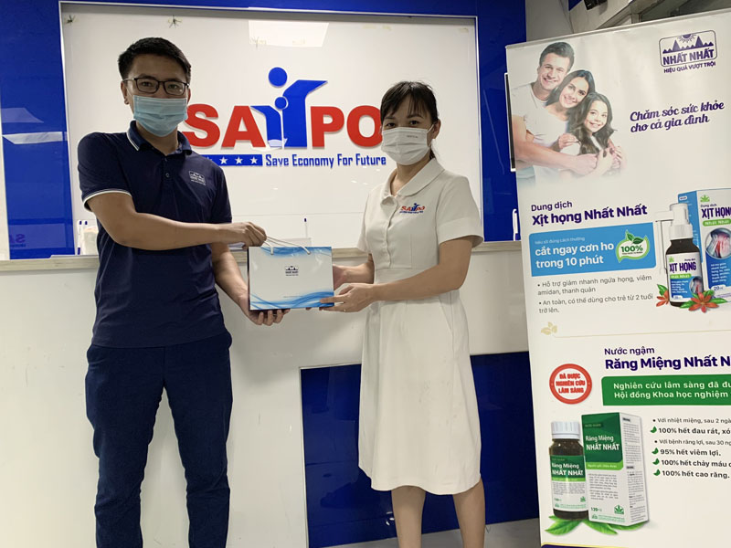 tặng quà phòng tiêm vắc xin cho trẻ em