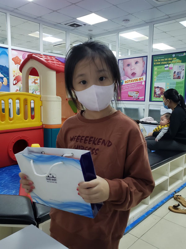 tặng quà phòng tiêm vắc xin cho trẻ em